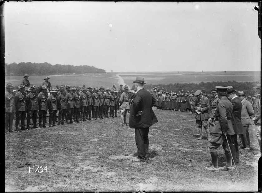 nlnzimage 1-2 013355-G Massey addressing NZ Artillery at Louvencourt, 2 Jul 1918