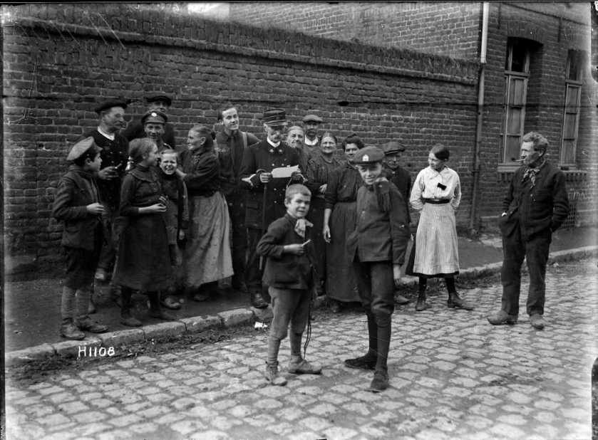 nlnzimage 12-013666-G Aged town crier of Solemes relaying war news, 9 Nov 1918