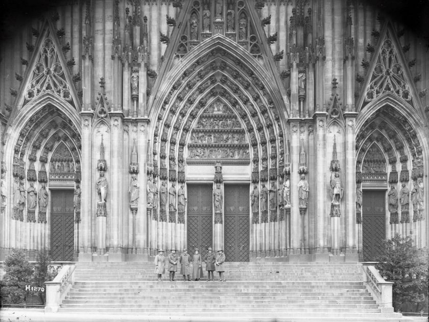 nlnzimage 1-1 002090 NZers on steps Cologne Cathedral, Jan 1918 (small)
